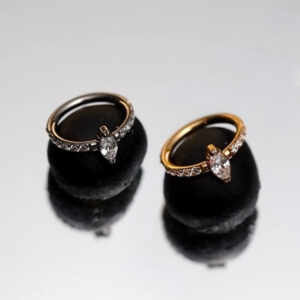 Anneau avec strass et griffe
