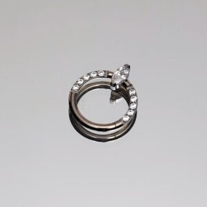Anneau strass haut et griffe