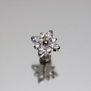 Piercing fleur et strass