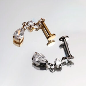 Piercing et pendentif goutte