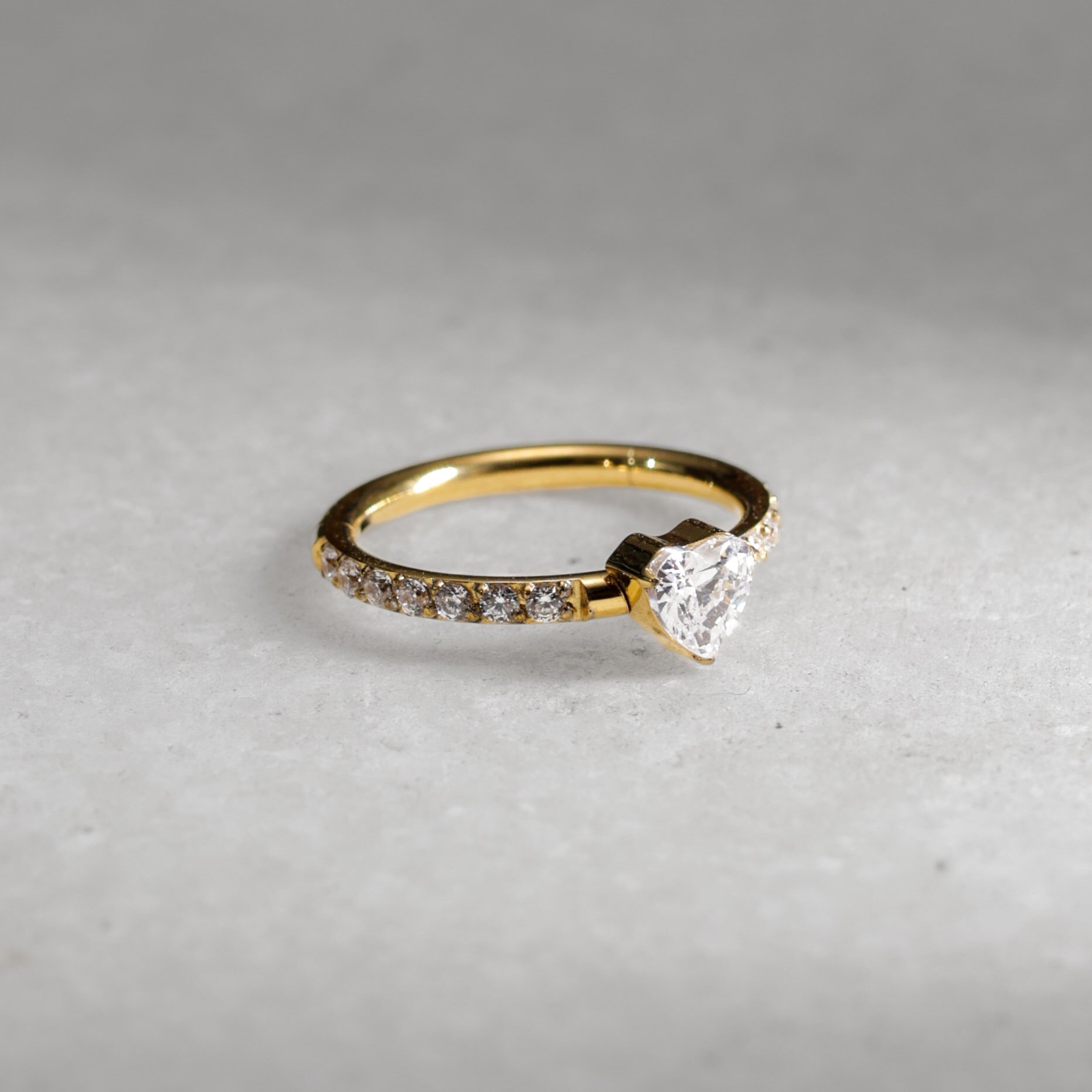 Anneau titane cœur et zircons