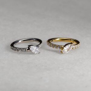 Anneau titane zircons et strass diagonale